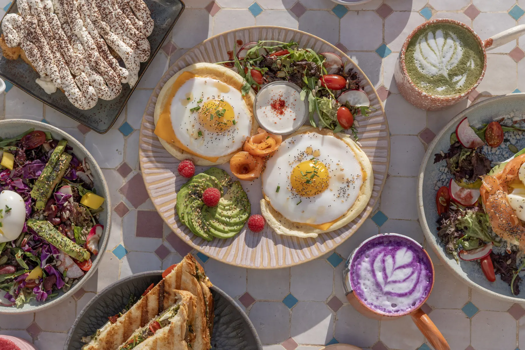 Table généreuse de brunch chez Maeya